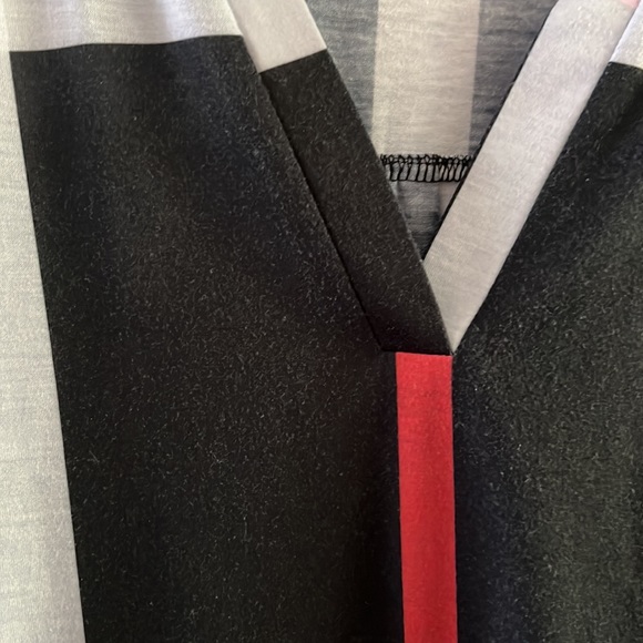 St. Jubileens Women’s tunic 3/4 sleeves black/white/gray/red Vneck size Large - Picture 10 of 17